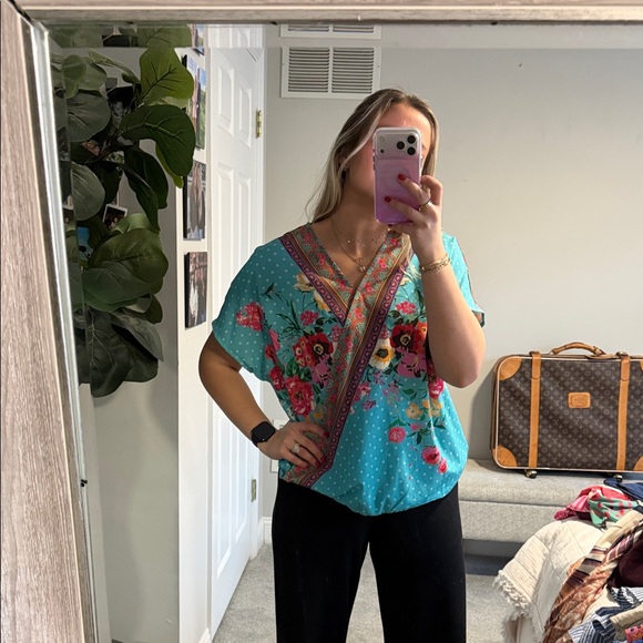 Set of 2 Umgee Floral V-Neck Blouses - Picture 4 of 7